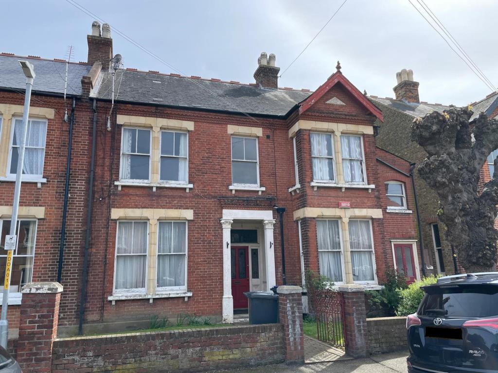 Lot: 37 - FREEHOLD BLOCK TWO LARGE THREE-BEDROOM FLATS - Semi-detached block of two flats